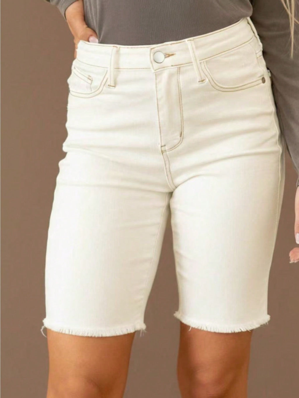 Femmes High Waist Frayed Hem Bermuda Denim Short