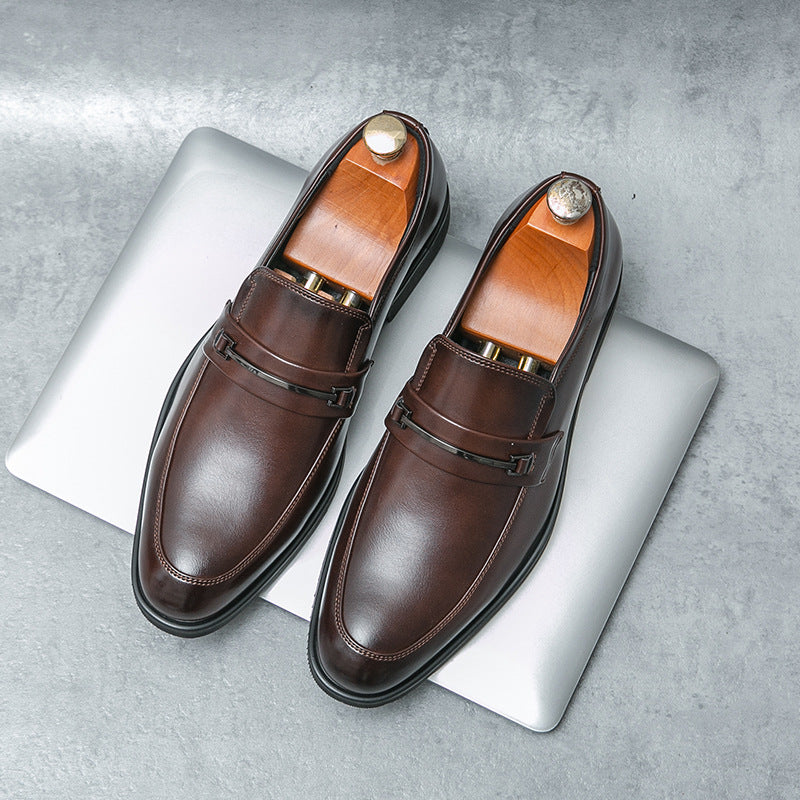Chaussures en cuir pointues à l'arrivée au printemps