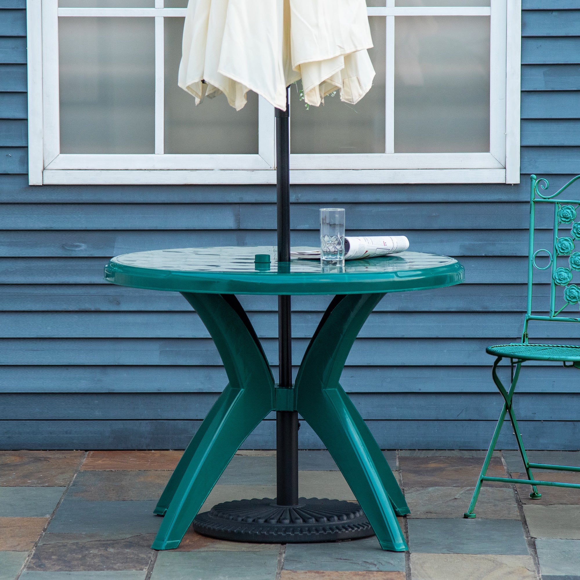 Table de patio ronde en plastique de 36,25 po de dia avec trou de parapluie