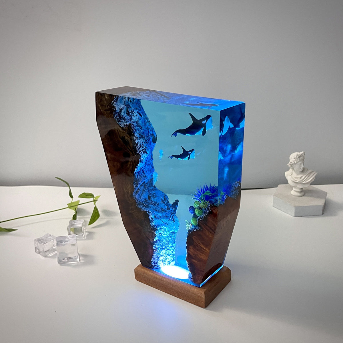Lampe en résine pour bébé Orca de la famille des baleines océaniques