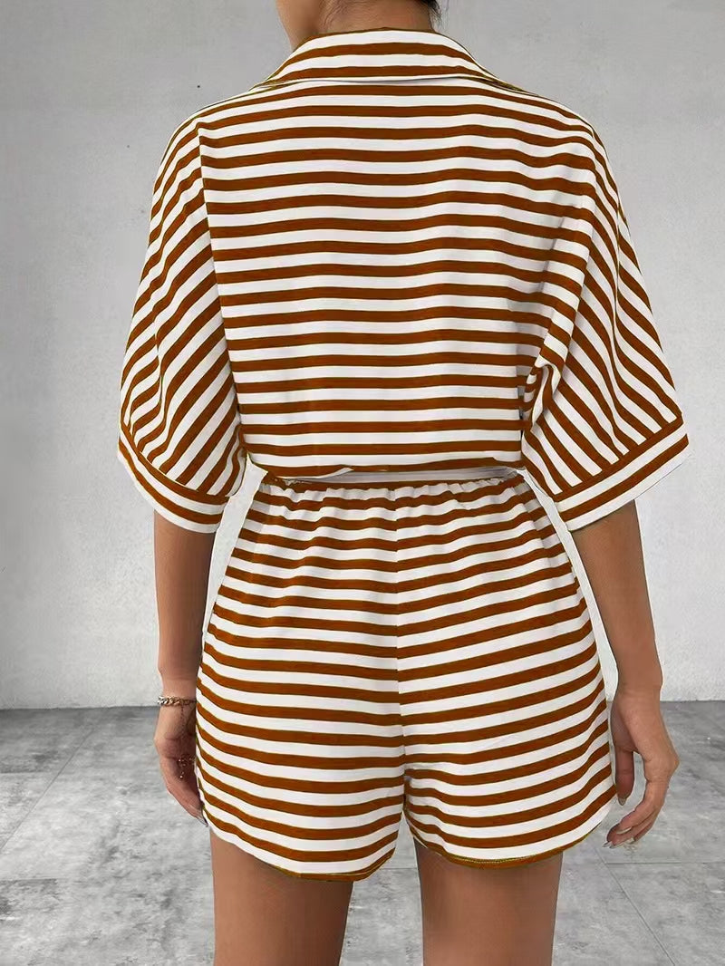 Maillot de saut rayé d'été doté d'un style de cardigan front-bouton de collier de lapel