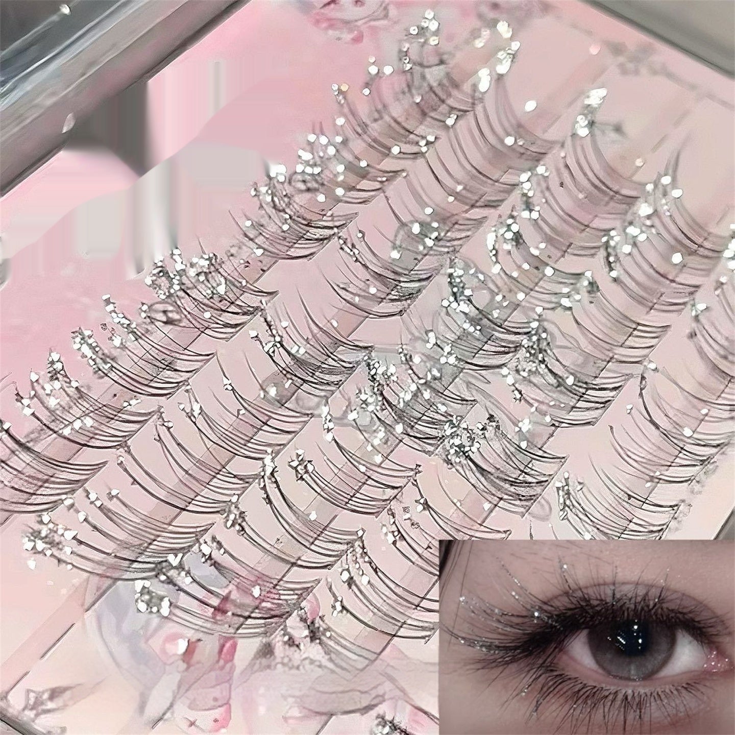 Les faux cils de diamant brisés sont visibles et grands