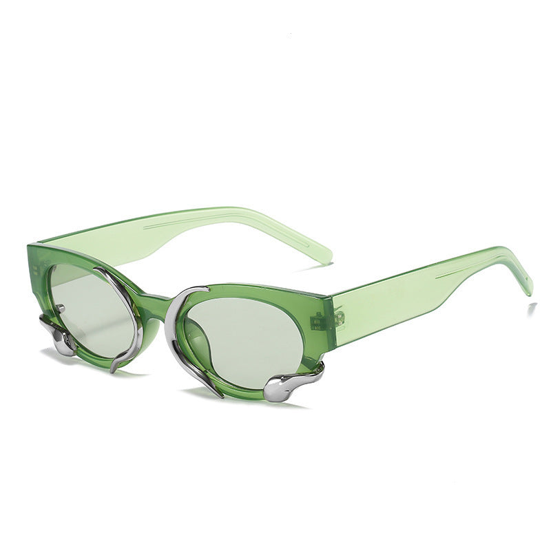 Et des lunettes de soleil tridimensionnelles de style similaire Snake Retro