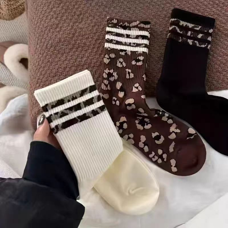 Chaussettes longues mi-calf Femmes Chaussettes de coton à rayures polyvalentes