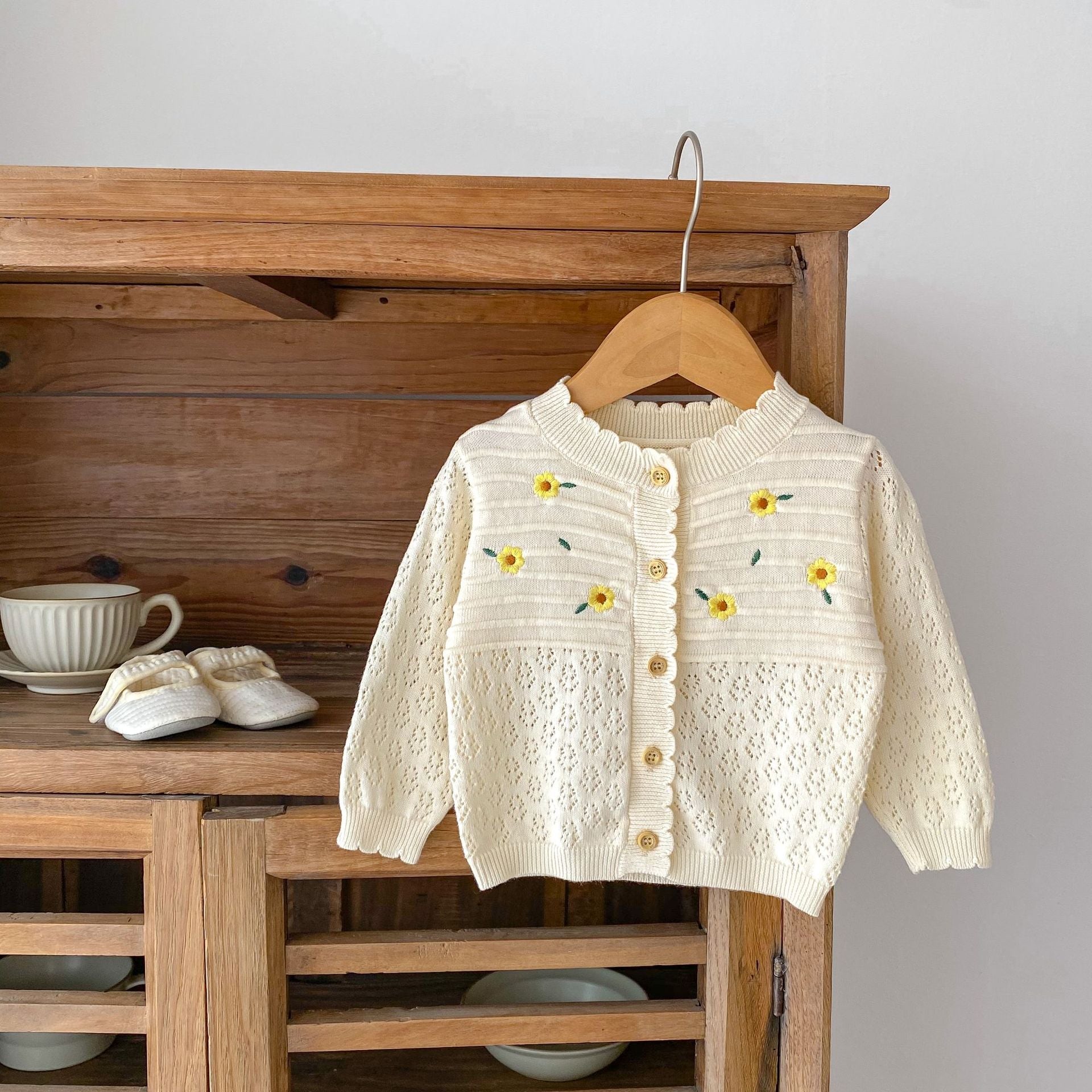 Fleur brodée Hollow Long Sleeve Protection du soleil Enrobage en tricot vide