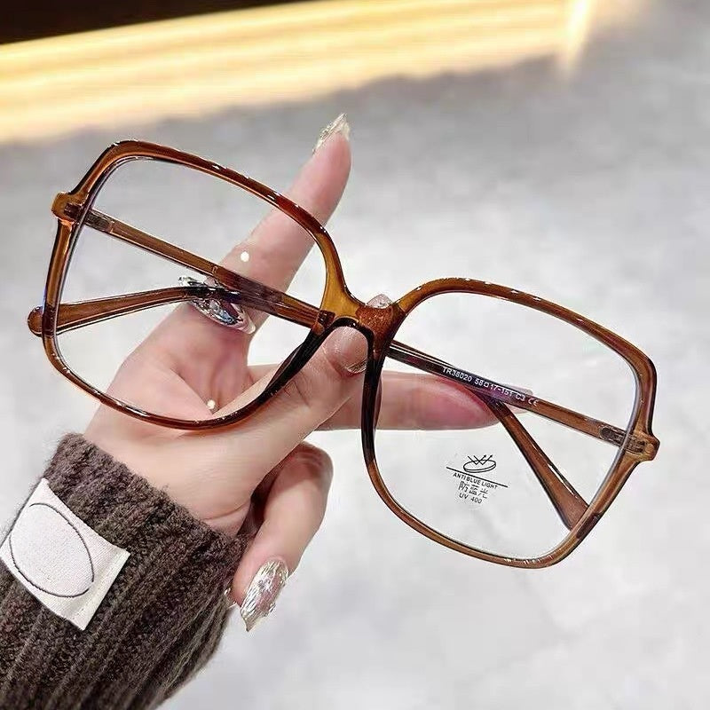 Verres surdimensionnés noirs parfaits pour un look sans maquillage
