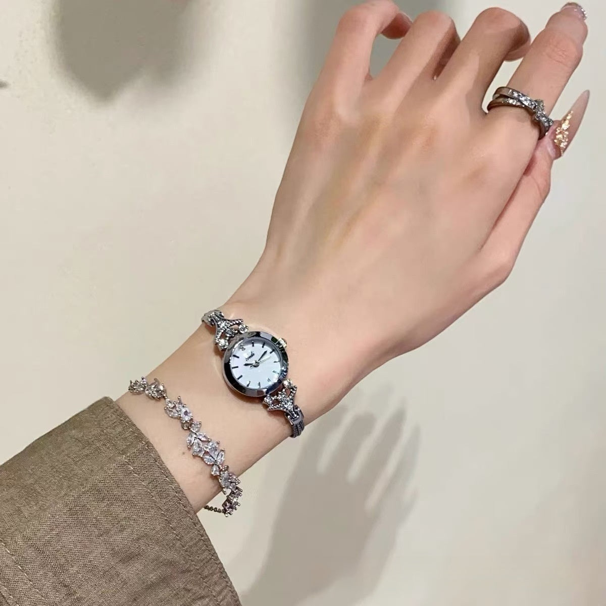 Montre en alliage élégant et minimaliste pour femmes