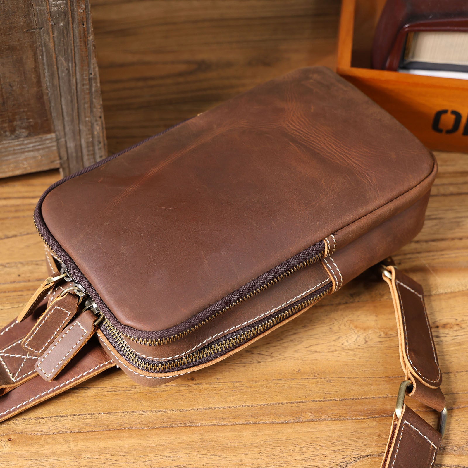 Sac de poitrine en cuir plein-grain pour homme