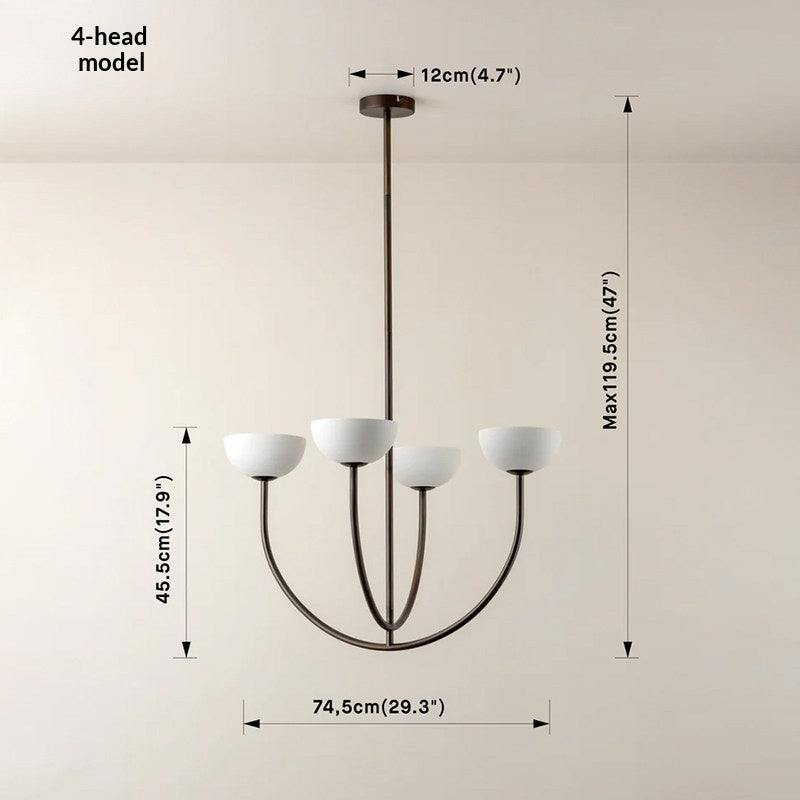 Élégant chandelier haut de gamme avec quatre lampadaires blancs