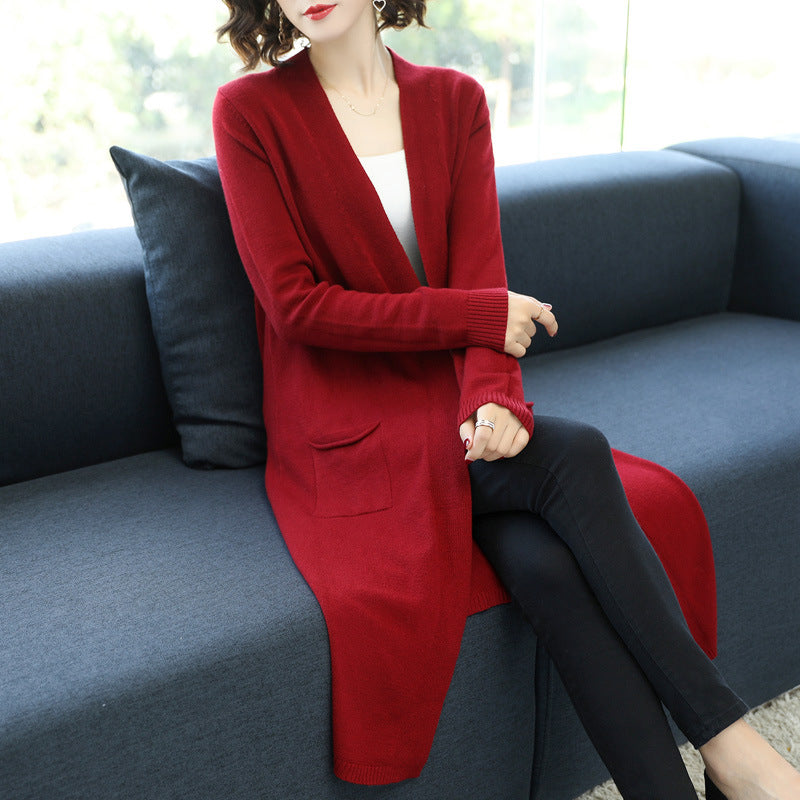Long manteau de trench en forme de mollet associé à un cardigan tricoté chic