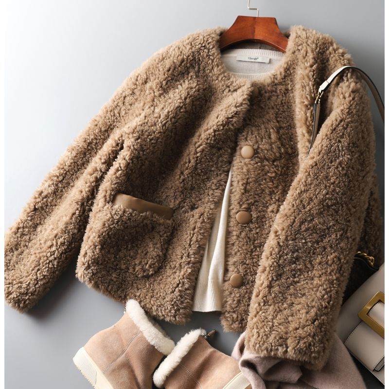 Manteau court doublé en cuir et en fourrure combiné avec du lambswool
