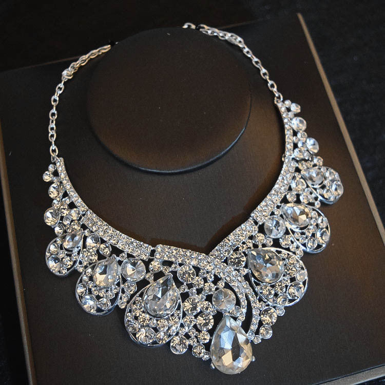 Robe de mariée Fleurs Accessoires de cheveux de mariage Accessoires Boucles d'oreilles Collier Couronne Thre