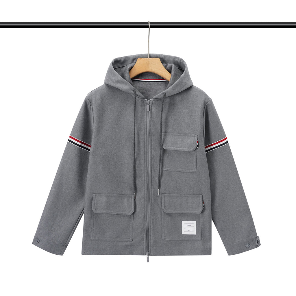 Mens gris printempsautomne manteau avec rouge et blanc rayures Webbing et plusieurs poches
