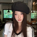 Le Solid Color Vertical-Striped plissé simple et fashionable Bonnet est approprié pour Out