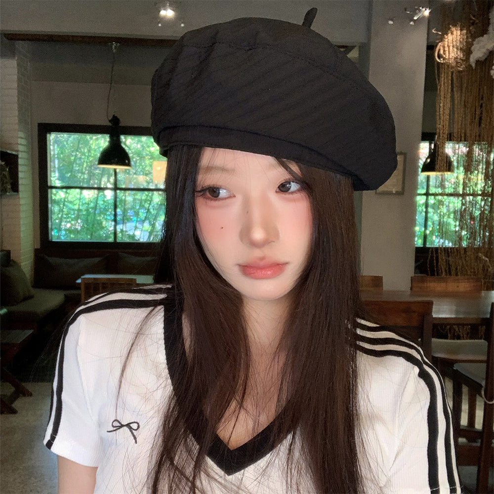 Le Solid Color Vertical-Striped plissé simple et fashionable Bonnet est approprié pour Out