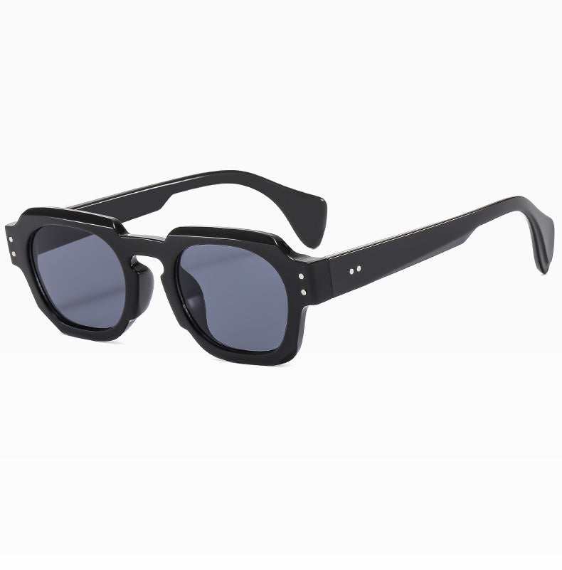 Photographie de rue élégante et moderne avec des lunettes de soleil polygonales irrégulières
