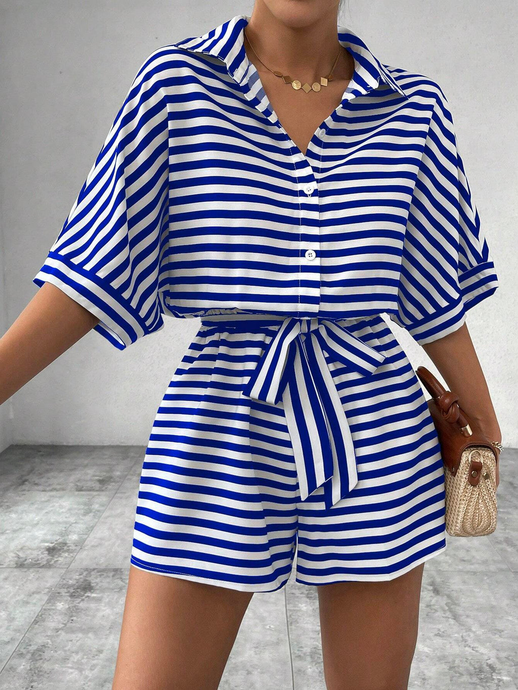 Maillot de saut rayé d'été doté d'un style de cardigan front-bouton de collier de lapel