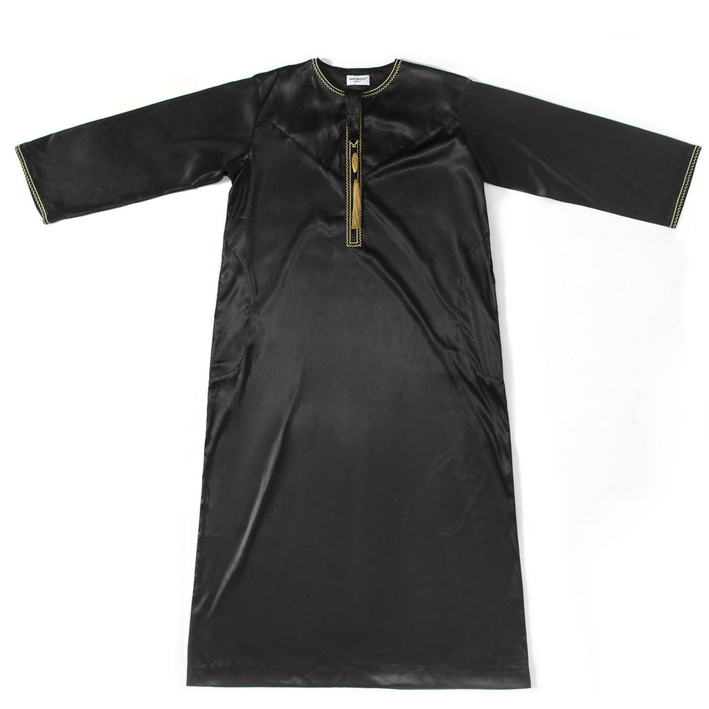 Contraste ethnique couleur robe homme