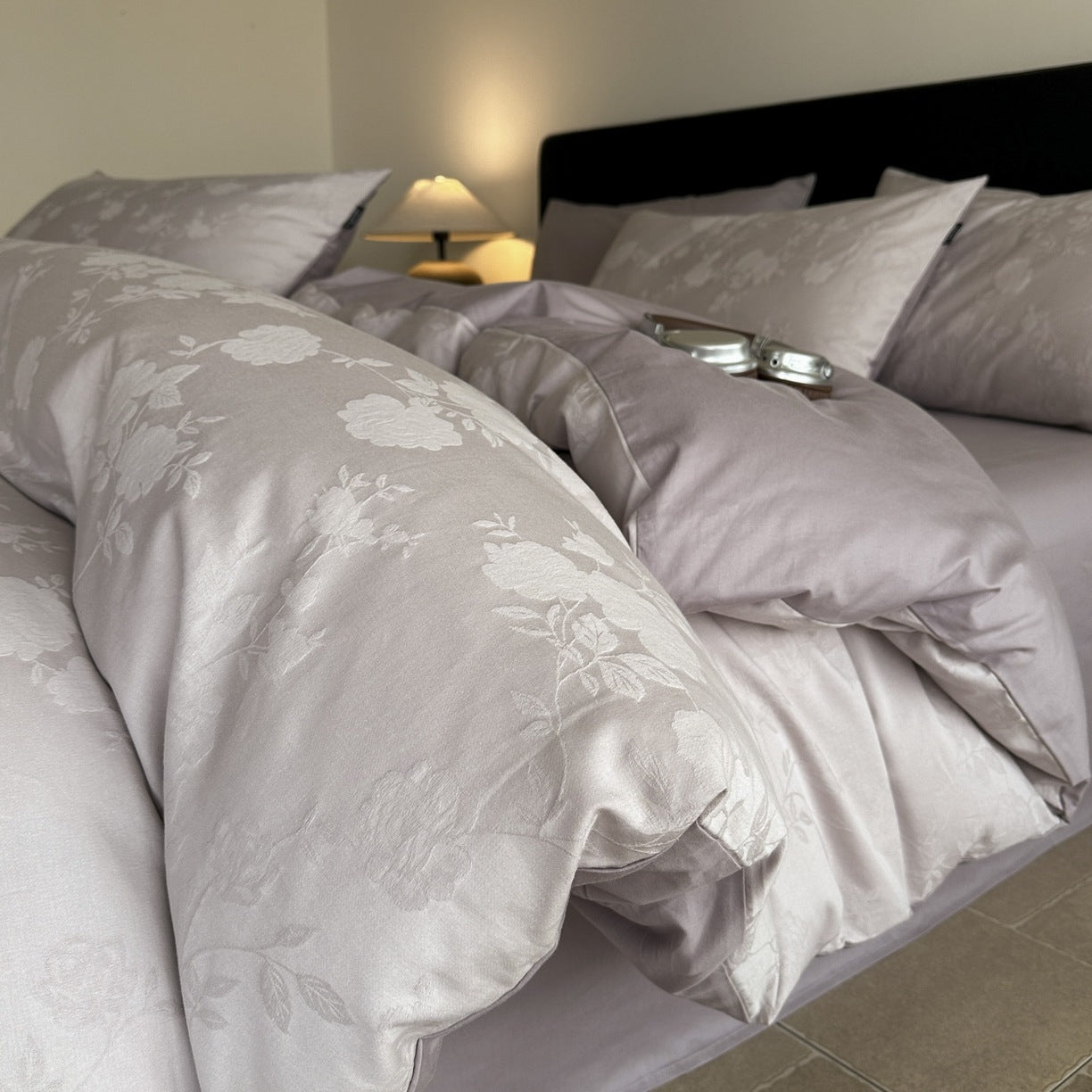 Grand ensemble de quatre pièces Jacquard Pure Cotton avec une touche de légère couverture de luxe et lit