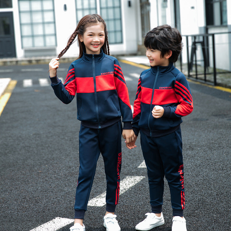 Port de parent-enfant et costume de sport