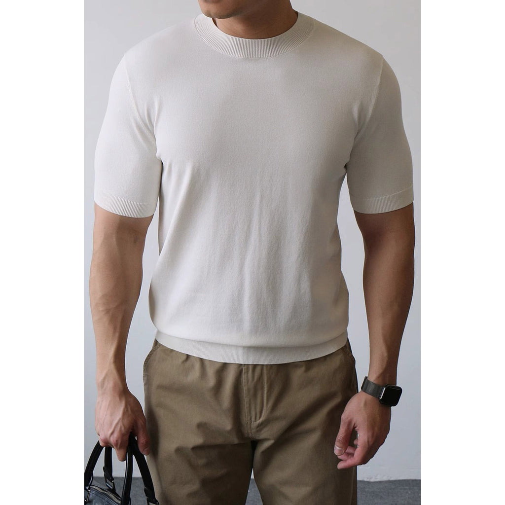 Costume de couleur unie avec un t-shirt en soie glacée d'été