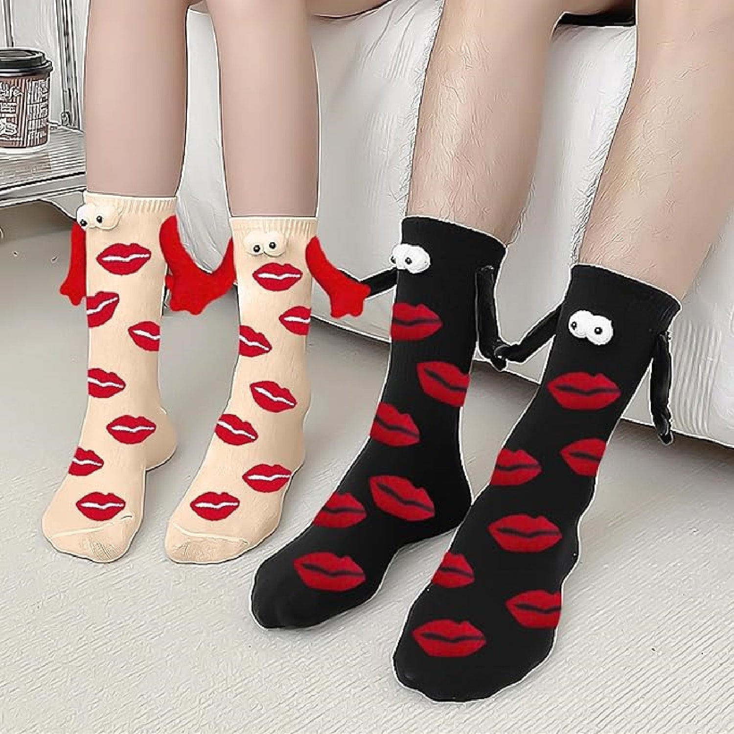 Chaussettes à lèvres, 2 paires; Chaussettes correspondantes pour les couples ayant un motif lipique; Chaussettes doubles amusantes en blanc
