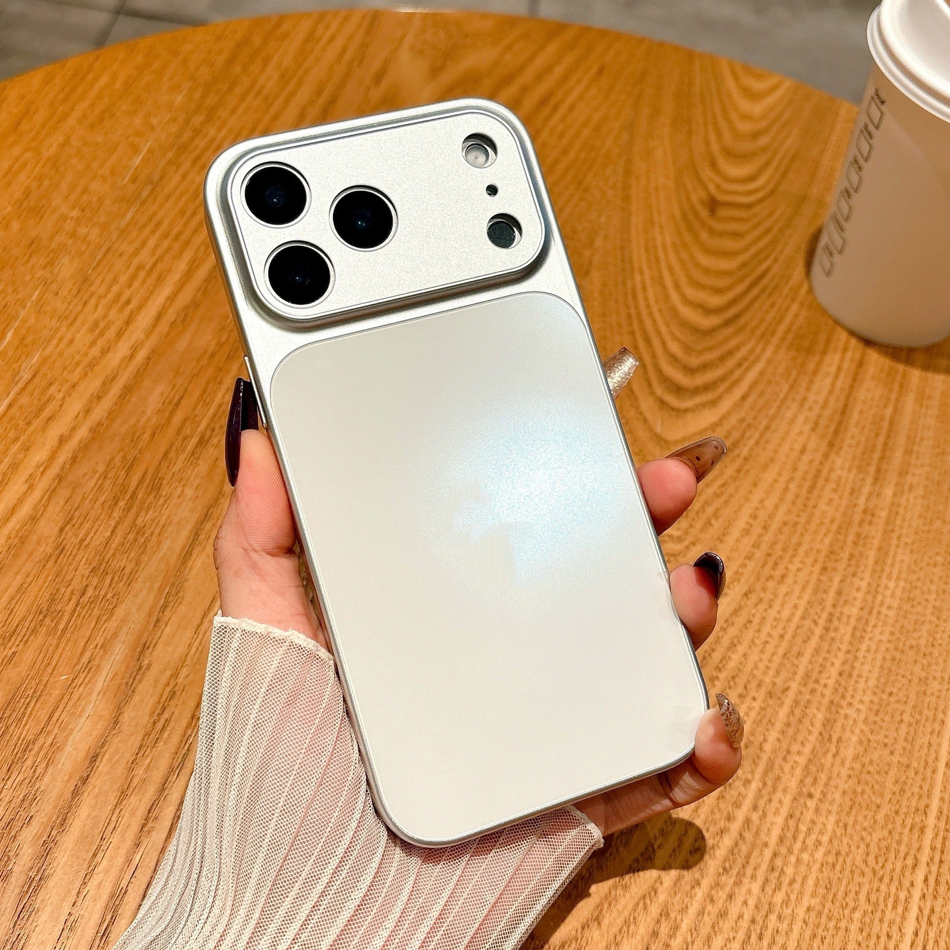 Boîtier grand format pour iPhone avec une finition douce et résistante à la chute