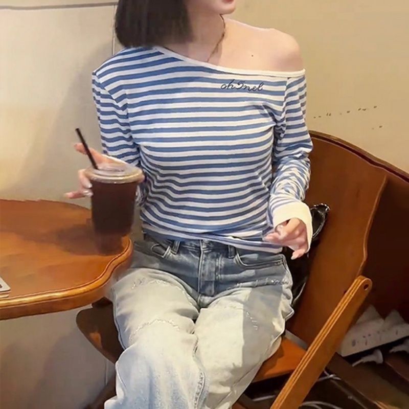 Robe de gaine à rayures bleues avec collier de bateau et manches longues
