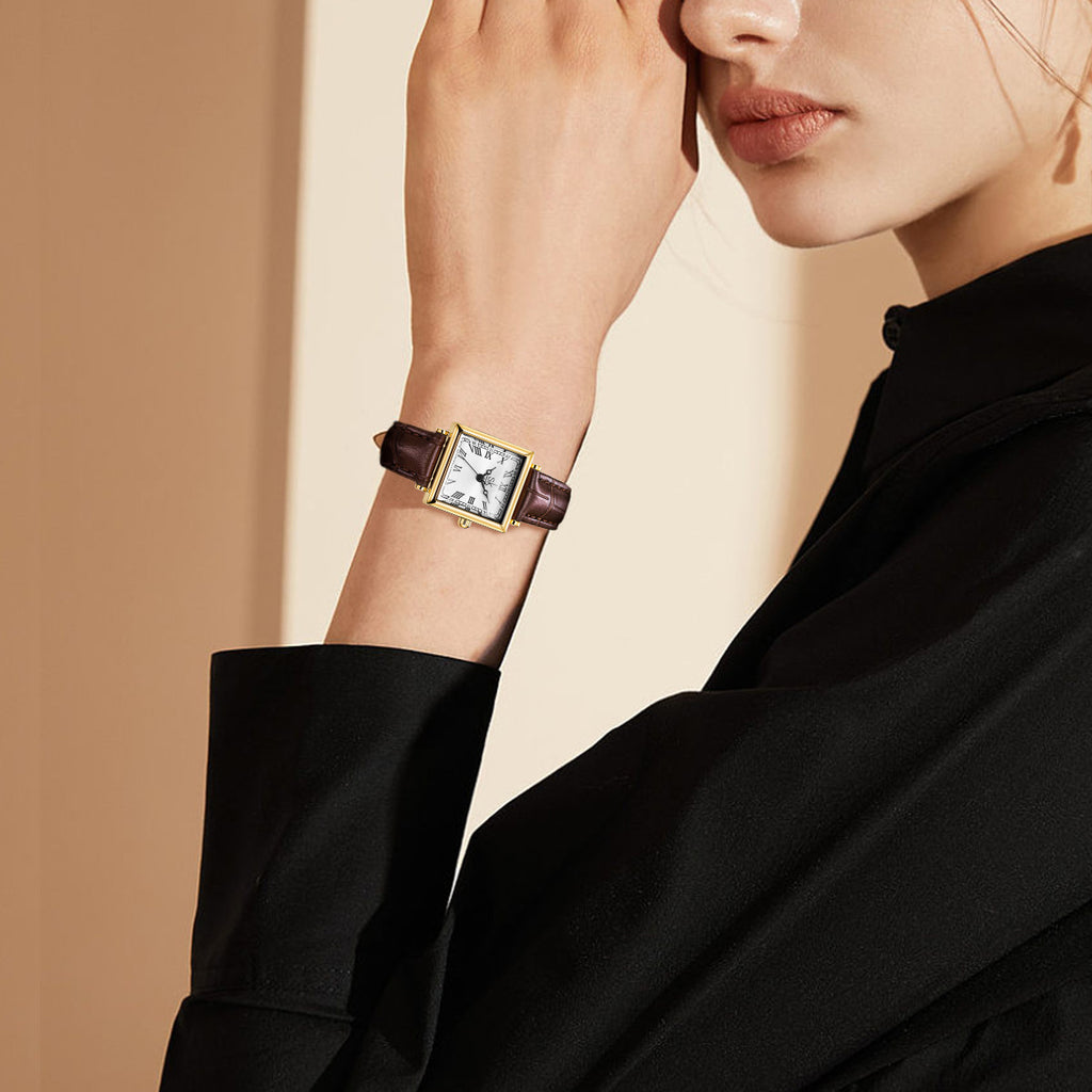 Montre pour femme avec une petite face carrée rétro et une sangle en cuir