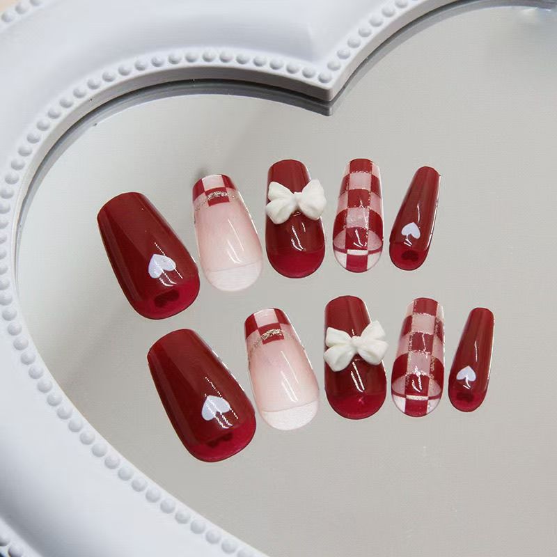 Des ongles à porter dans un tableau de bord rouge vin pour une manucure plus juste
