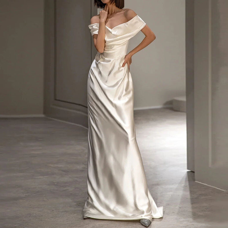 Robe de mariée à l'épaule blanche
