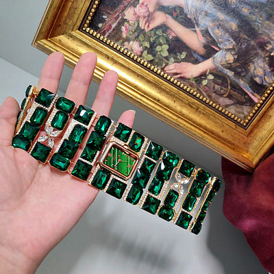 Montre de bracelet de luxe émeraude exagérée Cour antique