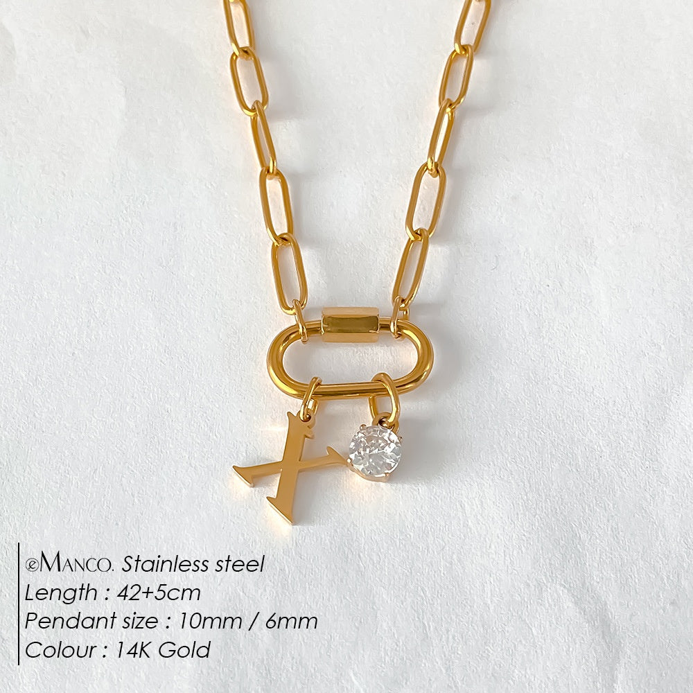 Collier lettre en acier au titane