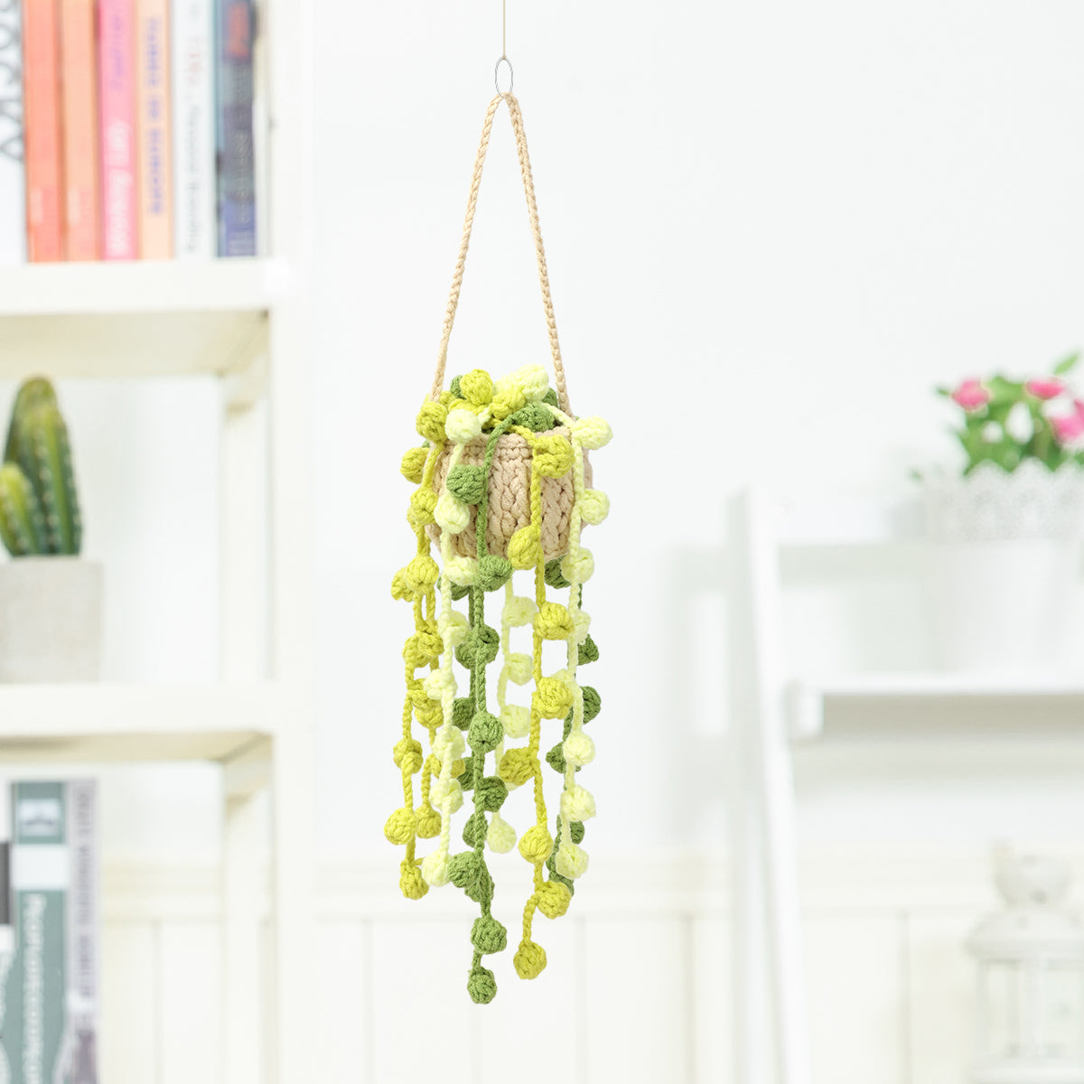 Crochet fait main suspendu Pot ornement avec trailing jaune Bulbous verts Buds et feuille