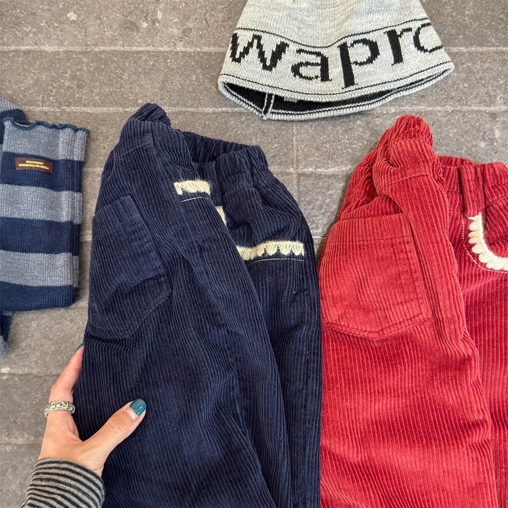 Pantalon velours côtelé bébé, coupe droite et bord en dentelle