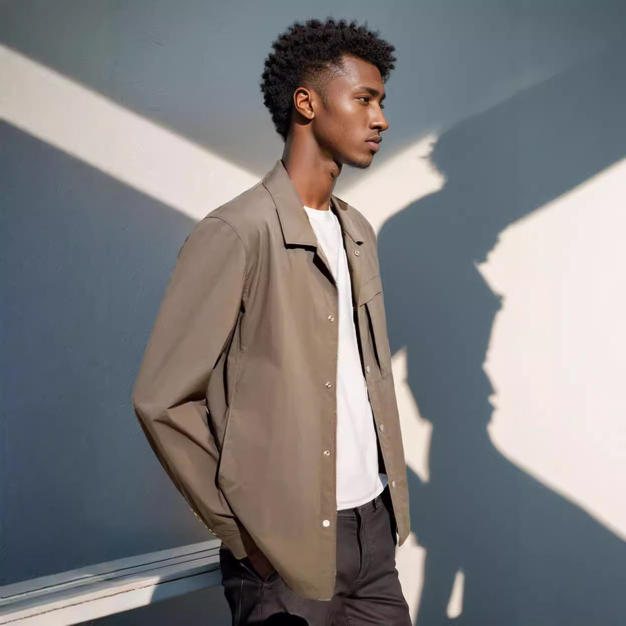 Veste de style Workwear de couleur solide avec de grandes poches pour un magasin