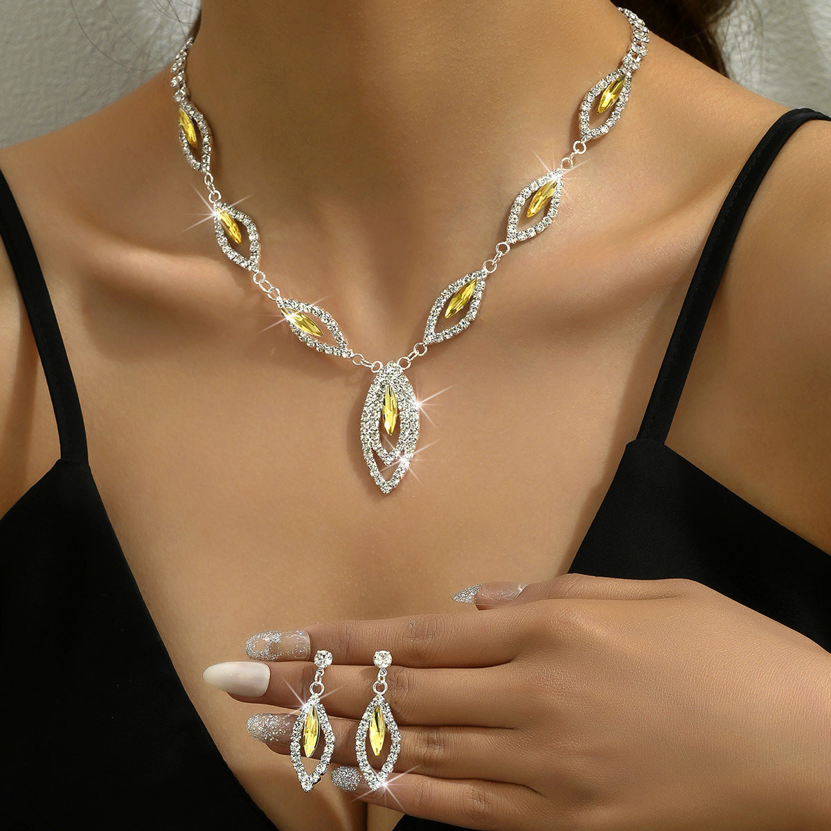 Style Collier et boucle d'oreille de la goutte d'eau Hollow-Out