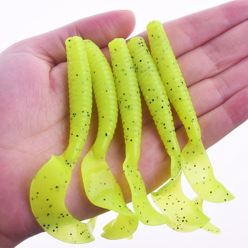 Faux et doux, tuez le poisson mandarin à travers toute la couche d'eau
