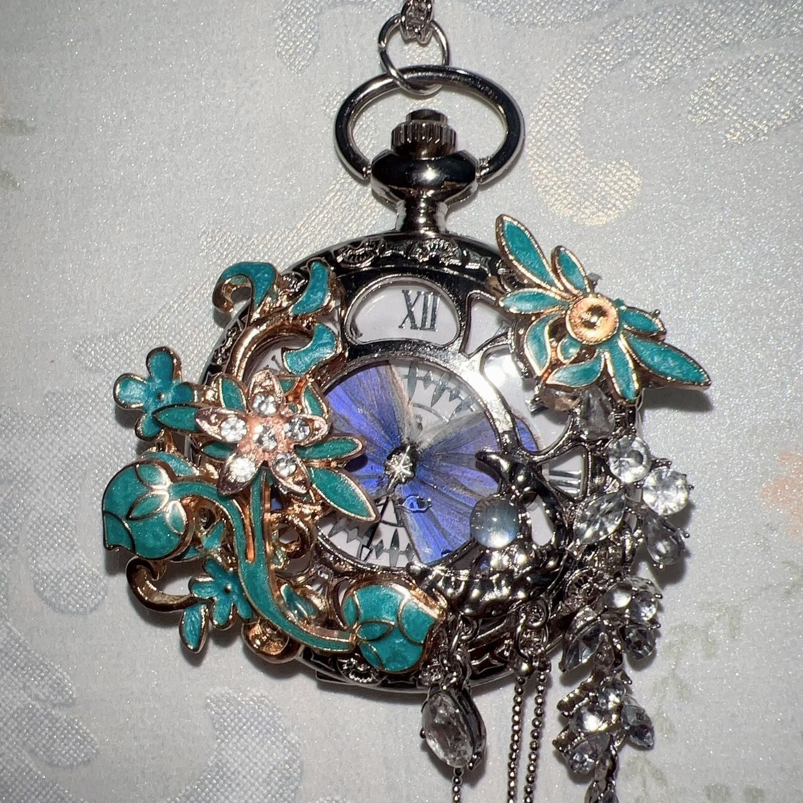 Un cadeau de papillon personnalisable pour une montre de poche en plume de style chinois
