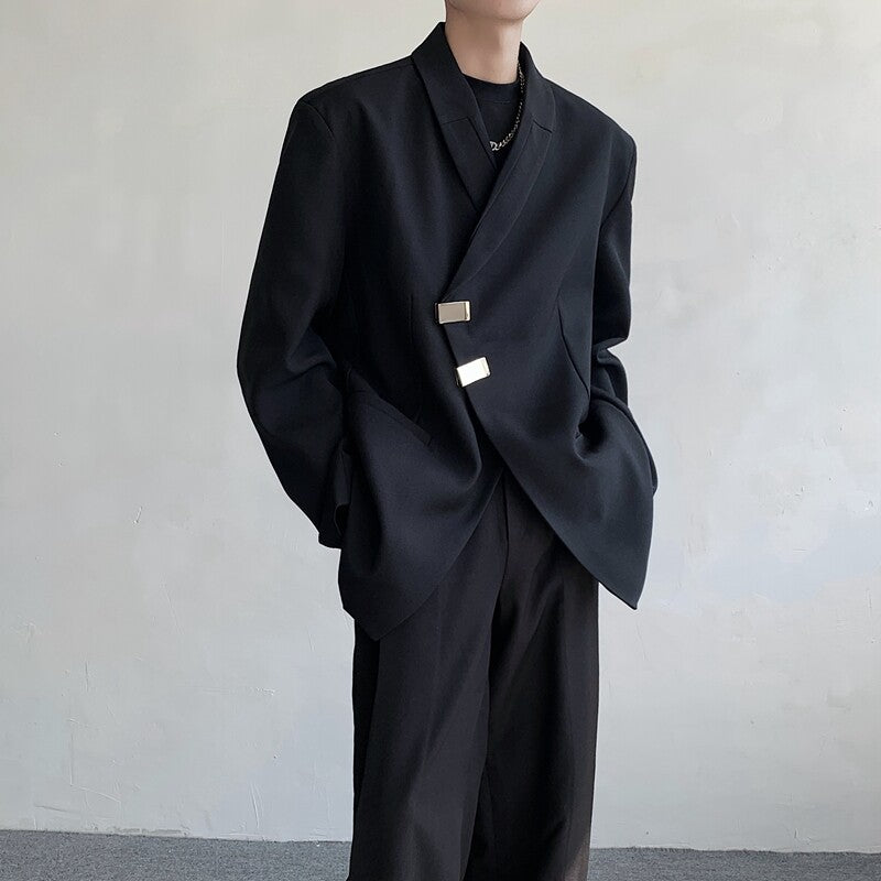 Blazer sur mesure avec un bouton métallique à l'avant-garde et une plaquette inclinée A Niche Statement P