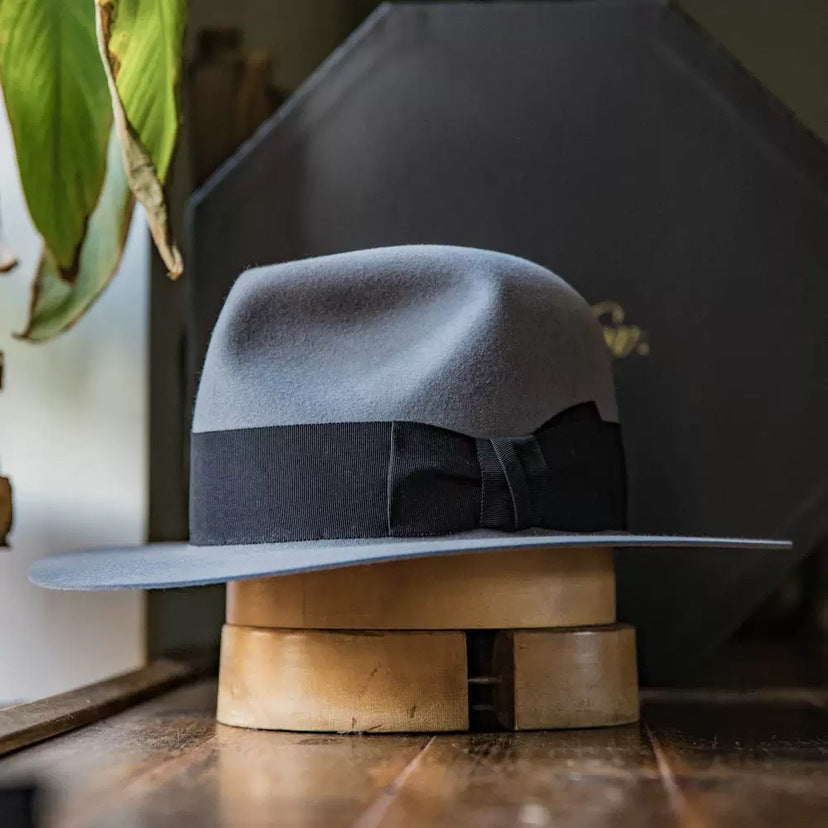 Chapeau en laine denim avec un large bord et Bow
