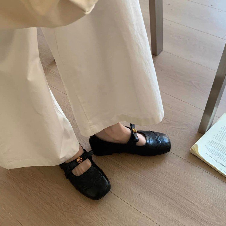 Femmes Brogue sculpté Mary Jane plat orteil carré simple bracelet en métal fleur boucle souple