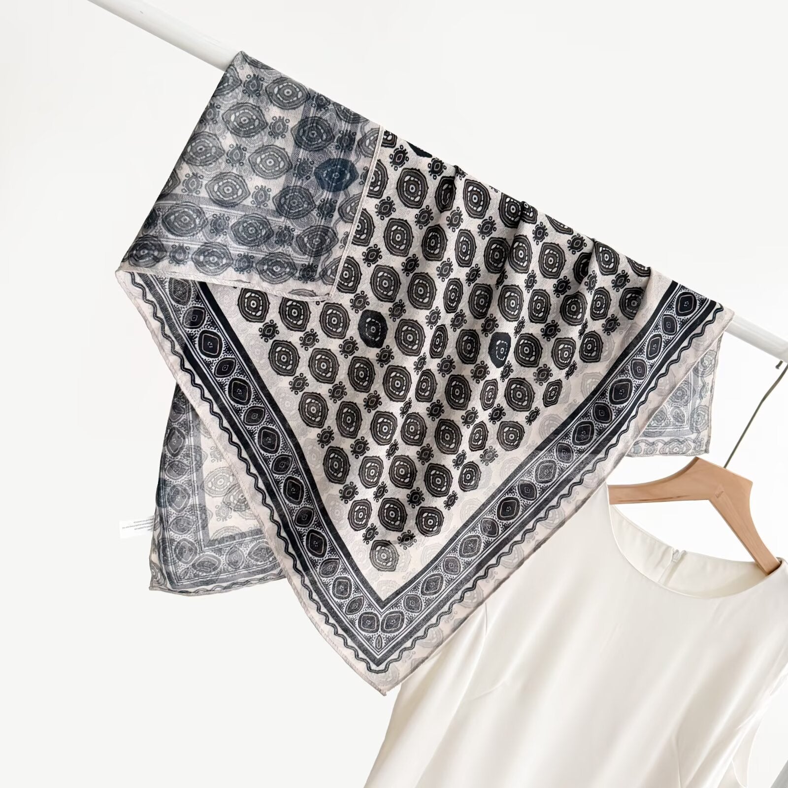 Vieille écharpe de cou pour femmes printemps et automne