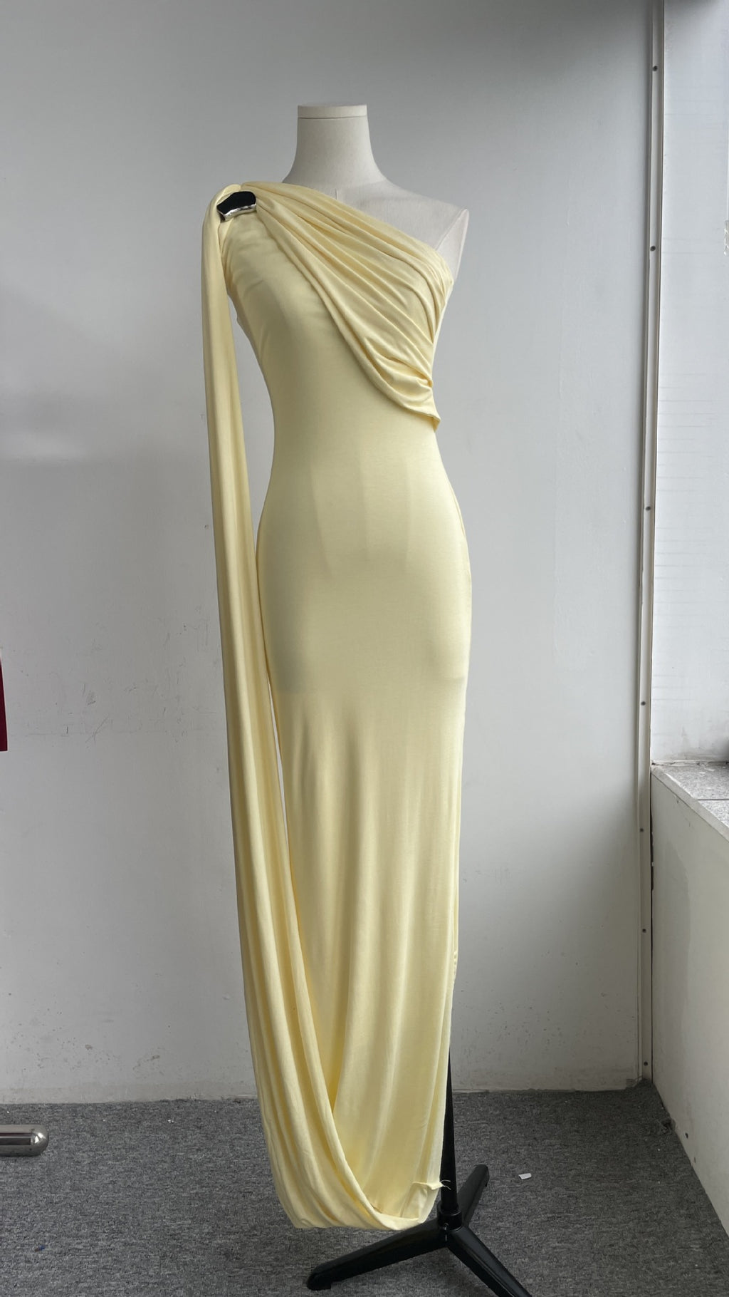 Une épaule drapée Maxi Gown avec des gants assortis