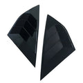 Décoration de fenêtre triangulaire derrière les stores