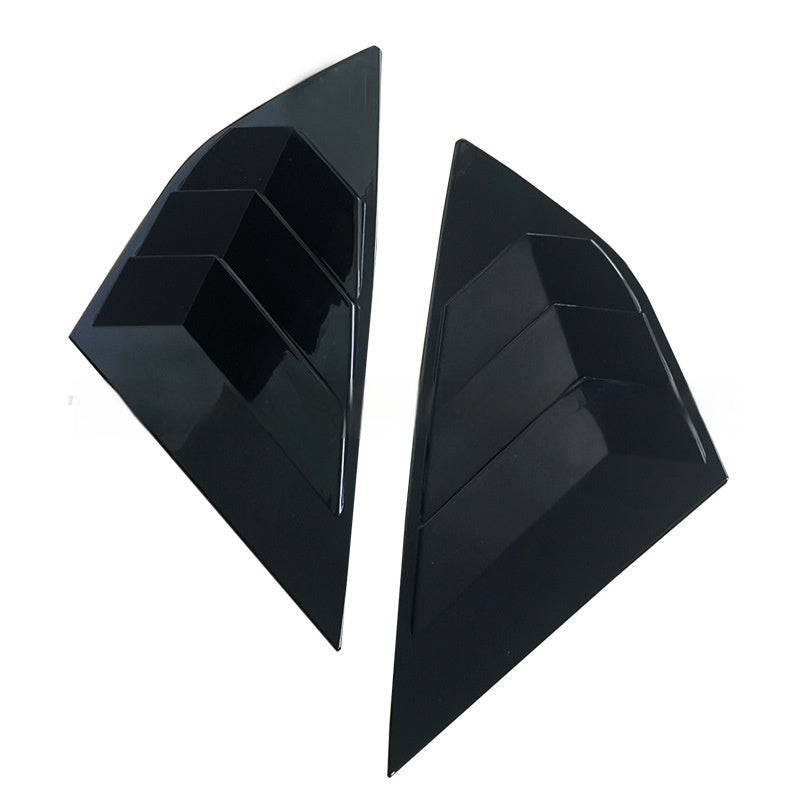 Décoration de fenêtre triangulaire derrière les stores
