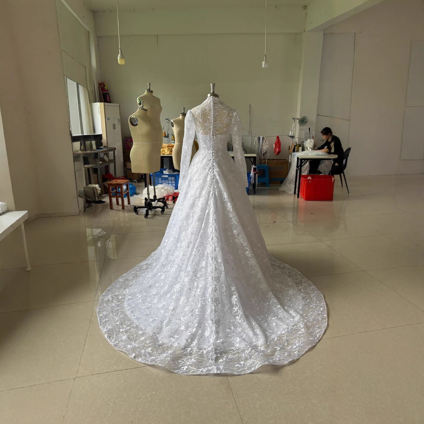 Robe de mariée à manches longues brodées