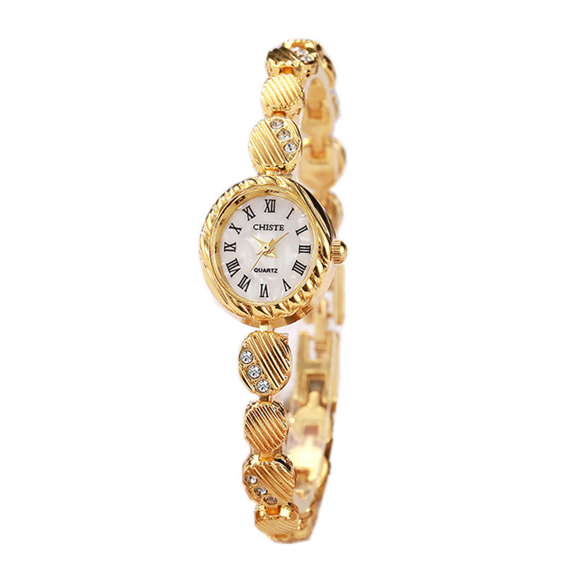 Montre bracelet en or une montre en quartz élégant avec une vibe mi-siècle et un