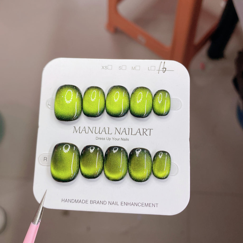 Conseils d'art sur ongles de gel appliqués à la main pour le séchage UVLED