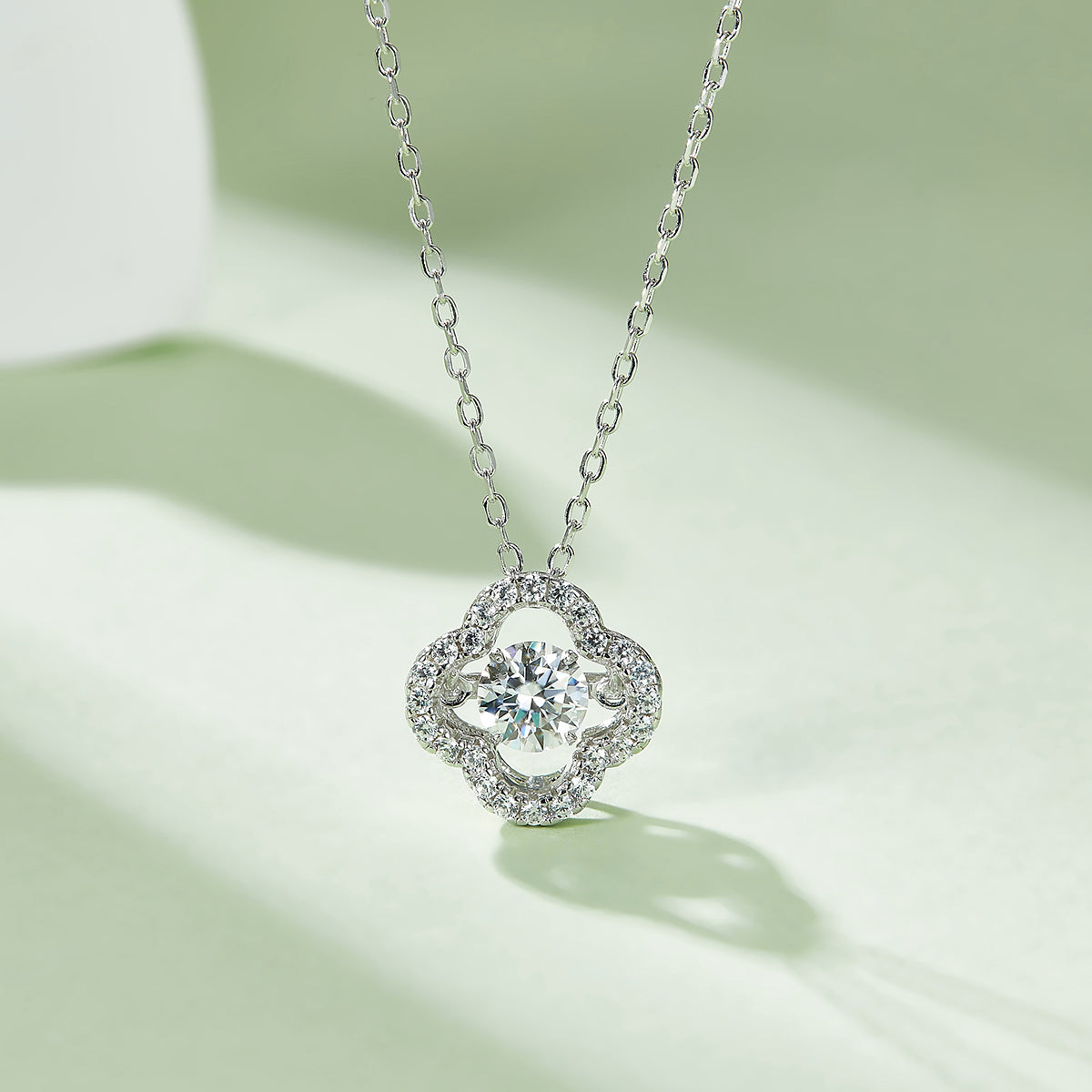 S925 Argent Sterling 0.5ct D Couleur VVS1 Moissanite Collier de trèfle à quatre feuilles 45cm Platinum